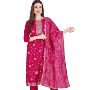 Conjunto de traje SAZU fucsia Chanderi con estampado floral y detalles bordados, elegante conjunto de kurta, pantalón y dupatta en color rosa fucsia. - Product Image 1