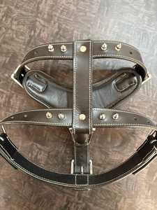 Arnés de Cuero Negro Premium para Perro con Púas, Costuras Duraderas, Hebilla Ajustable, Chaleco de Entrenamiento para Mascotas OEM - Product Image 2