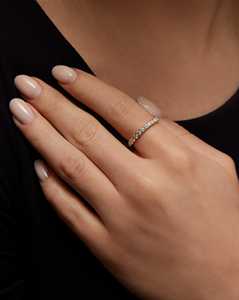 Bague de mariage personnalisée en or massif 14k 18k avec diamants de laboratoire entièrement pavés de 2,5 mm, style minimaliste et délicat, pour empilage de bagues, par le fabricant - Product Image 2