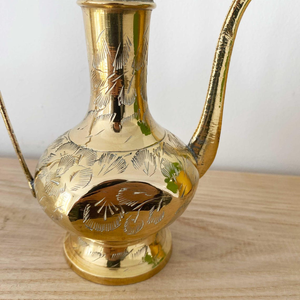 Carafe classique en laiton conique avec gravure florale, bec long et courbé, pichet à eau traditionnel, carafe décorative en métal - Product Image 3