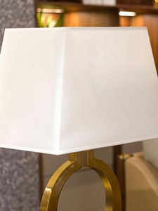 Lámpara de Mesa Halo Crest de Metal con Base de Anillo de Hierro Dorado Cepillado, Pantalla de Tela Premium, Iluminación Ambiental Cálida para Interiores de Lujo - Product Image 6