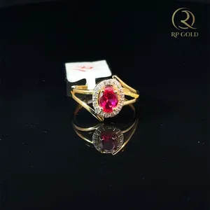 Elegante anillo de oro con piedra preciosa roja y diseño de halo de diamantes para mujer, perfecto para compromiso, boda y ocasiones especiales. - Product Image 1