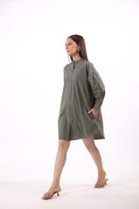 Robe longue décontractée en coton pour femme, coupe ample, manches longues, couleur unie, col en V, boutons décoratifs, teinte unie - Product Image 2