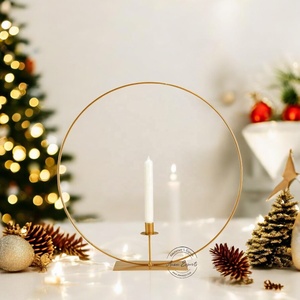 Portavelas de hierro chapado en oro circular de forma redonda con una sola vela y soporte para uso en fiestas y Navidad - Product Image 1