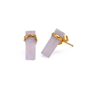 Boucles d'oreilles clous rectangulaires en laiton avec pierres précieuses naturelles, plaquées or, faites à la main, style minimaliste géométrique, tendance pour femme - Product Image 5