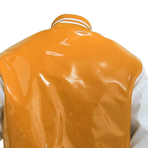 Chaqueta Varsity Unisex de Diseño en Cuero PVC con Cuello Alto y Logotipo Frontal, Ropa Urbana de Alta Calidad a Precio de Mayoreo - Product Image 3