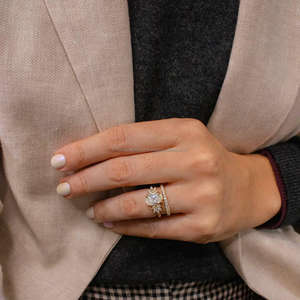 Anillo de Compromiso y Matrimonio de Oro Blanco y Amarillo de 14k con Diamante Cultivado en Laboratorio de Corte Brillante IGI/GIA, Joyería Fina de Corte Ovalado, Anillo Eternity de Arin - Product Image 2