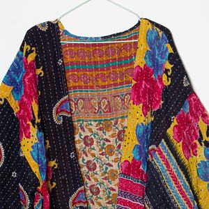 Kimono indio con estampado Kantha, diseño bohemio, ligero, teñido natural, tela estampada a mano. - Product Image 2