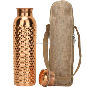 Bouteille d'eau ayurvédique en cuivre Verres en métal écologiques avec couvercle en bambou et verrerie jetable en paille - Product Image 1