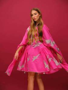 Robe longue ample et fluide en coton brodé style bohème pour femme, couleur rose, col en V, avec franges et liens à nouer - Product Image 2