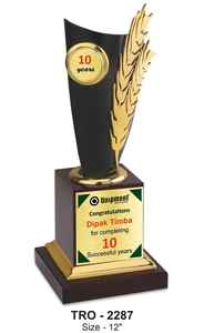 Trofeo de diseño con forma de hoja, acabado metálico y base de madera para reconocimiento de excelencia y logros corporativos - Product Image 5