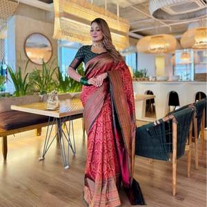 Sari de seda suave Banarasi de diseño con blusa sin coser en rojo - Product Image 1