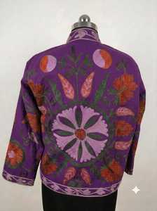 Veste en coton style kimono bohème à fleurs violettes, ouverte sur le devant, faite à la main, inspirée des textiles traditionnels d'Asie centrale, d'inspiration ouzbèque. - Product Image 4