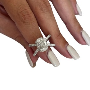 Bague de fiançailles de luxe en or 14K, 18K ou platine, avec diamant de laboratoire taille coussin allongé de 2,5 carats, motif croisé et semi-halo - Product Image 3