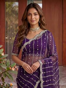 Sari en soie violette avec bordure brodée de perles et chemisier assorti pour les occasions de mariage, sari élégant pour femmes, longueur au sol - Product Image 2