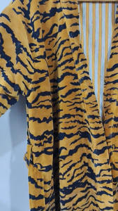 Kimono largo de algodón hecho a mano con estampado floral y cuello en V de secado rápido para mujer, ideal como bata de dama de honor. - Product Image 4