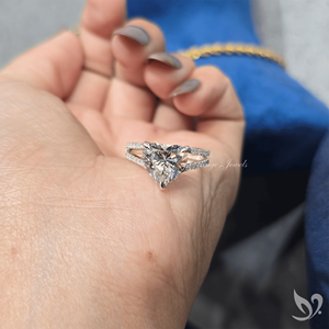 Bague de fiançailles en or blanc 10K avec diamant de laboratoire 3 carats en forme de cœur, double pavé, bande fendue, certifiée IGI - Product Image 4