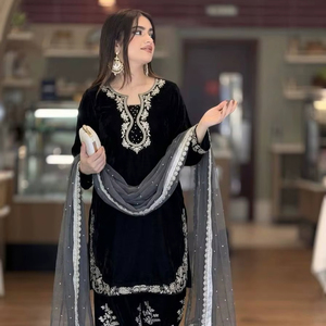 Ensemble Kurti en soie de verre romain de qualité supérieure avec broderie de sequins de 3 mm, pantalon palazzo Farshi et dupatta en organza fantaisie - Product Image 1