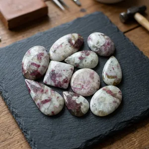 Piedras Preciosas Sueltas de Cuarzo, Turmalina y Rubí Natural de Alta Calidad, en Diversas Formas y con Reverso Plano, de 1-2 Pulgadas, Venta al Por Mayor para Fabricantes - Product Image 1