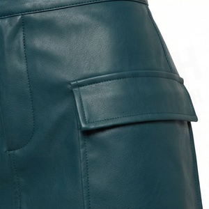 Jupe courte en similicuir pour femme, taille haute, style cargo avec poches, couleur unie, finition brillante, à porter en toutes saisons - Product Image 5