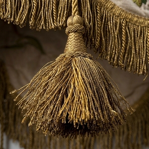 Vestimenta Litúrgica Bordada a Mano con Flores de Primera Calidad, Hilo Metálico Dorado, Zardozi, Satén, Cubierta de Altar para Iglesia - Product Image 2