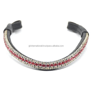 Diadema de cuero negro inglés personalizada con cristales de tres filas de todos los tamaños y pedrería decorativa, disponible en tallas full y cob. - Product Image 3