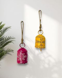 Campana de Metal Hecha a Mano para Colgar en la Pared, Decoración de Estilo Tradicional en Rosa y Amarillo, Decoración Navideña para Interiores - Product Image 1