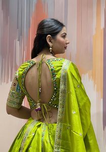 Exclusivo Chaniya Choli de Seda Banarasi con Bordado a Mano con Espejos y Dupatta de Organza, Traje Festivo Nupcial para Mujer - Product Image 5