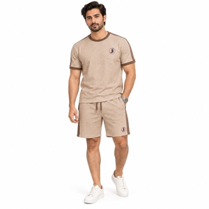 Tela transpirable y cómoda, perfecta para uso diario y viajes. Conjunto de verano para hombre, camiseta y pantalones cortos ligeros, ropa deportiva informal. - Product Image 4