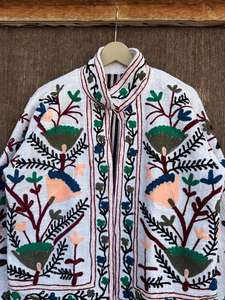 Veste bomber vintage en coton Suzani |   Motif floral brodé à la main |   Vêtements d'extérieur d'hiver réversibles et écologiques de style bohème - Product Image 2