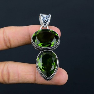 Pendentif en argent sterling fait main avec serti clos, péridot vert, style bohème vintage, bijoux unisexe de haute qualité - Product Image 1