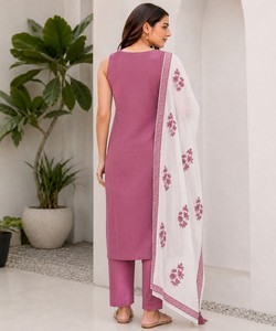 Ensemble Kurta et pantalon en coton violet avec dupatta, broderie florale dessinée à la main, tenue traditionnelle style Inde Pakistan 86128 MORNI- Mc-114 - Product Image 3