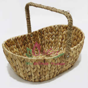 Long panier en jacinthe d'eau écologique chic, conception à manche en bois pour servir du pain et des fruits - Product Image 2