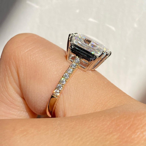 Anillo de compromiso de oro blanco de 10K con moissanita de corte radiante y piedras laterales redondas trapezoidales, anillo de regalo para mujer. - Product Image 4