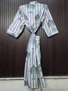 Robe de chambre décontractée pour femme, gris et blanc, à rayures et imprimé floral, col en V, longueur totale, manches trois quarts, 100 % coton tissé, idéale pour l'été - Product Image 6