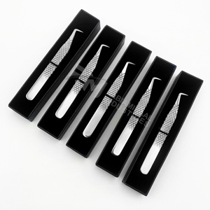 Pince à cils RMI Silver Shiny 90 degrés pour volume, avec pointe diamant et grip, pour extensions de cils / Emballage boîte noire - Product Image 4
