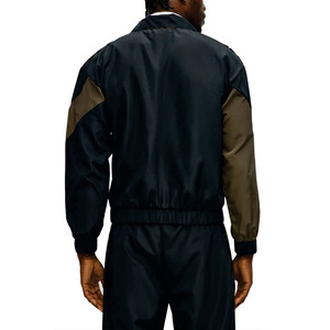 Ensemble de survêtement coupe-vent personnalisé pour homme avec veste zippée à empiècements contrastants et pantalon de jogging – Léger, OEM, Vente en gros, Fournisseur de vestes et de vêtements de sport pour homme - Product Image 4