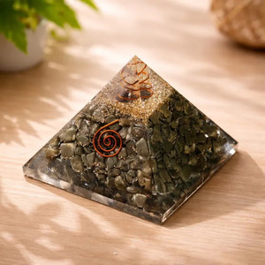 Pyramide d'orgonite artisanale avec incrustation de pyrite dorée et motif en spirale pour la décoration de la maison - Product Image 2