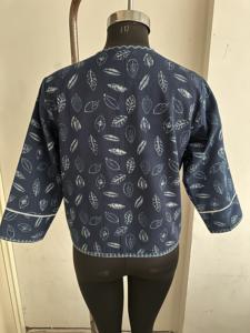 เสื้อแจ็คเก็ตผ้าฝ้ายพิมพ์ลายดอกสีครามสำหรับผู้หญิง แขน 3/4 น้ำหนักเบา ระบายอากาศได้ดี เป็นมิตรกับสิ่งแวดล้อม สวมใส่สบายๆ ทรงปกติ สำหรับฤดูใบไม้ผลิ - Product Image 4