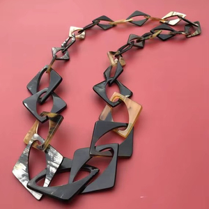 Collier en corne d'inspiration ethnique, fait main avec des techniques traditionnelles, parfait pour le style de mode culturel et les présentations de bijoux - Product Image 1