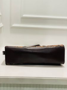 Sac à main et sacoche pour ordinateur portable à motif floral mandala imprimé sérigraphié moderne avec pochette pour téléphone offerte - Product Image 5