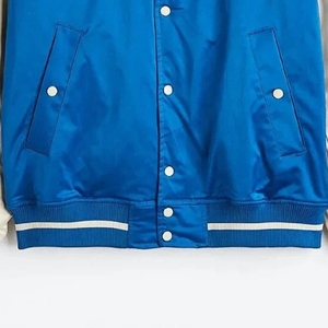 แจ็คเก็ตวาร์ซิตี้ผ้าซาตินราคาถูกจากสหรัฐอเมริกา แจ็คเก็ตบอมเบอร์ผู้ชายปักโลโก้ได้ตามต้องการ เสื้อผ้ากีฬาราคาประหยัด ขายส่งจากโรงงาน - Product Image 3