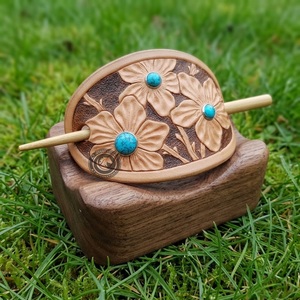 Barrette à cheveux en cuir façonnée à la main, épingle sculptée florale, accessoire pour cheveux en bois, design rustique, pince à cheveux pour femme - Product Image 2