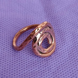 Bague en cuivre faite à la main, accessoire au design simple, finition lisse et expérience de port confortable au quotidien, idéale comme cadeau - Product Image 3
