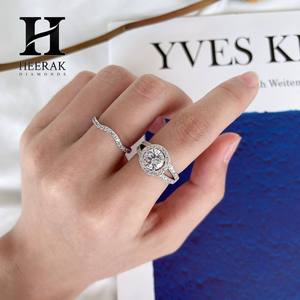 Ensemble de mariage en or 14 carats avec halo de diamants - Bague de fiançailles élégante à tige fendue et alliance assortie - Product Image 1