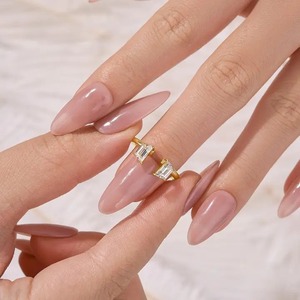 Nuevo Diseño Anillo de Plata de Ley 925 con Moissanita de 0.8 Quilates Corte Trapezoidal, Anillo de Compromiso y Boda con Inserto Único - Product Image 5