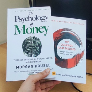 La Psicología del Dinero y el Coraje: Combo de Libros de Alta Calidad para Adultos en Formato Paperback sobre Desarrollo Personal y Gestión del Dinero - Product Image 3