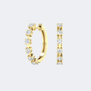 Pendientes de Aro Huggie con Diamantes de Corte Redondo y Baguette de 0.80CTW y Formas Mixtas - Product Image 4