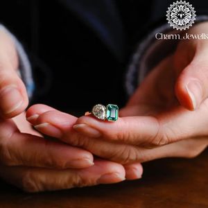 Bague de fiançailles pour femme Charm Jewells plaquée or 18 carats avec moissanite taille coussin, sertie à griffes, pierre précieuse classique certifiée IGI - Product Image 4