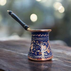 หม้อกาแฟทองเหลืองหรูหราพร้อมด้ามจับไม้และลวดลายเคลือบสีสันสดใส สำหรับชงกาแฟแบบตุรกี อาหรับ กรีก ใช้สำหรับตกแต่ง - Product Image 1